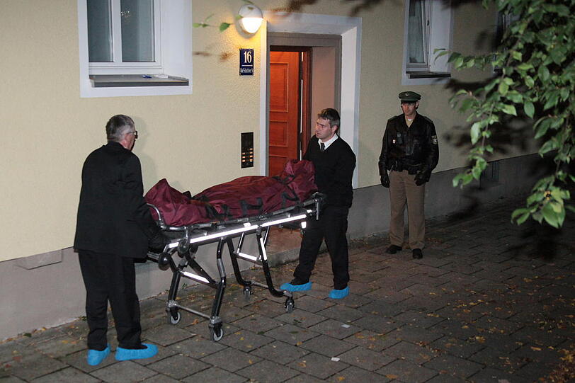 Ein 44-Jähriger versucht, seine Ex-Freundin zurück zu gewinnen &ndash; und scheitert. Bei einem heftigen Streit tötet er die 31-Jährige. Danach rast er in Selbstmordabsicht gegen die Leitplanke.