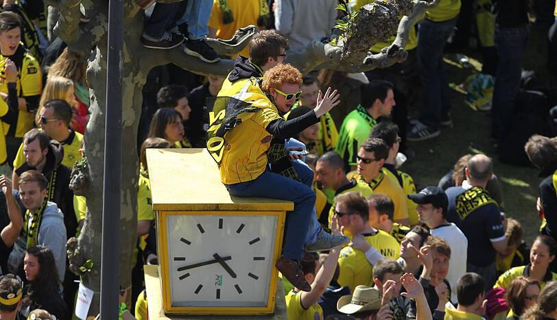 In Dortmund gehen die Uhren anders - und schwarz-gelb sind die auch: Ein Sitzplatz bei der Double-Feier 2012. Die nächsten Bilder führen uns vier Jahre zurück...