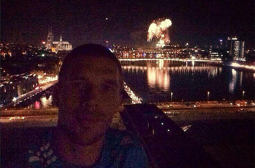 Ebenfalls in die Heimat zieht es Lukas Podolski. Der Meister des Selfies hält einen Moment in Köln fest.