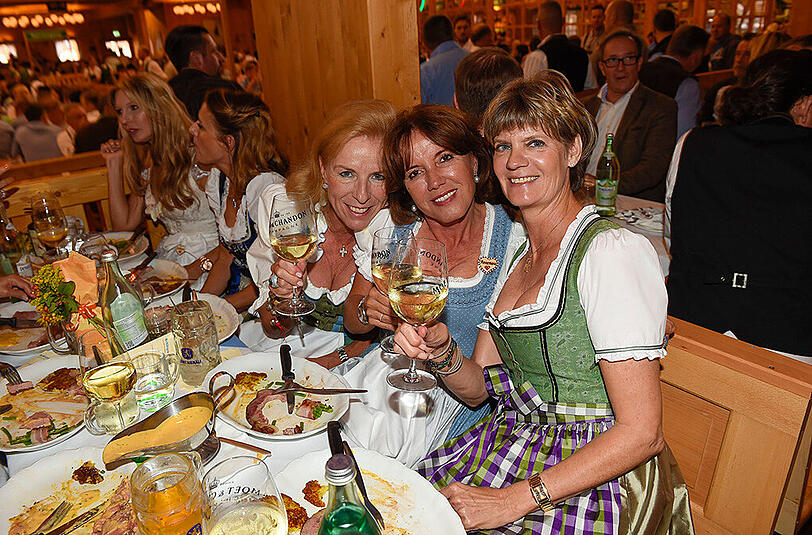 Carmen Hauser, Annemarie und Petra Reinbold (v.l.) im Schützen-Festzelt.