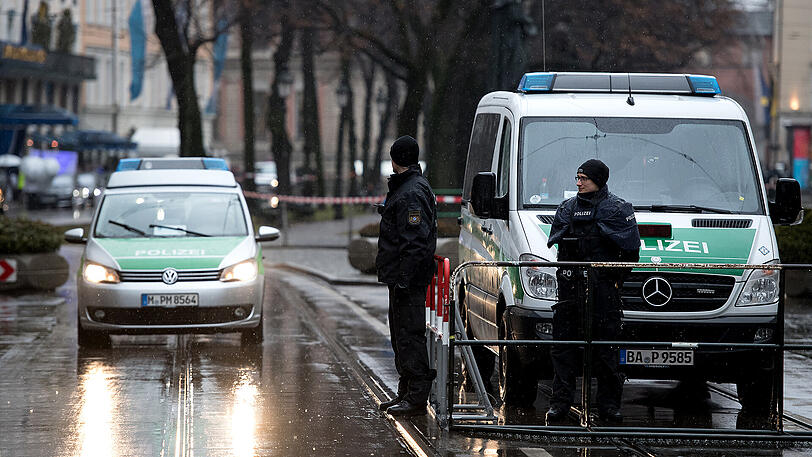 Polizisten stehen vor dem Hotel "Bayerischer Hof".