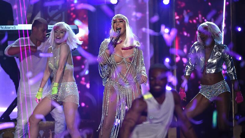 Wow-Auftritt von Cher - in einem glitzernden Hauch von Nichts. Wow-Auftritt von Cher - in einem glitzernden Hauch von Nichts.