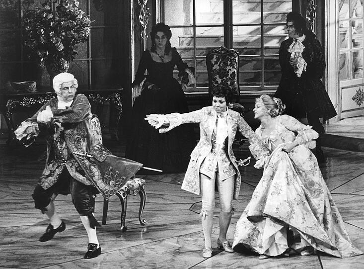 Brigitte Fassbaender als Octavian (Mitte) mit Lucia Popp (Sophie) und Karl Ridderbusch (Ochs) im legendären "Rosenkavalier" der Bayerischen Staatsoper, den Otto Schenk 1972 inszenierte.