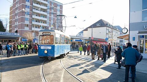 Großes Ereignis: Eine Tram auf der Neubaustrecke.