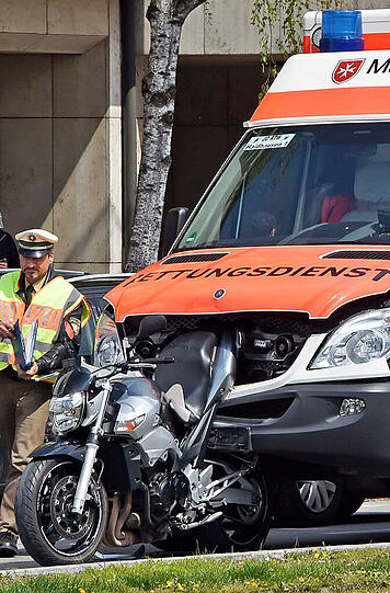 In Berg am Laim hat ein Rettungswagen ein Motorrad gerammt. Die Bilder.