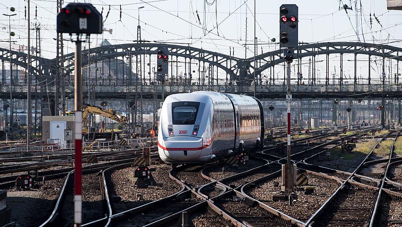 Wegen der Gleissperrungen bei der Hackerbrücke kam es zu Verspätungen. (Archivbild) Wegen der Gleissperrungen bei der Hackerbrücke kam es zu Verspätungen. (Archivbild)