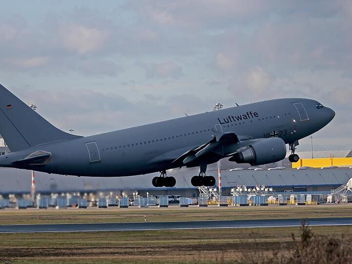 Der Airbus A310 "Kurt Schumacher" startet auf dem Flughafen Köln Bonn in Richtung Wuhan, um Deutsche auszufliegen.