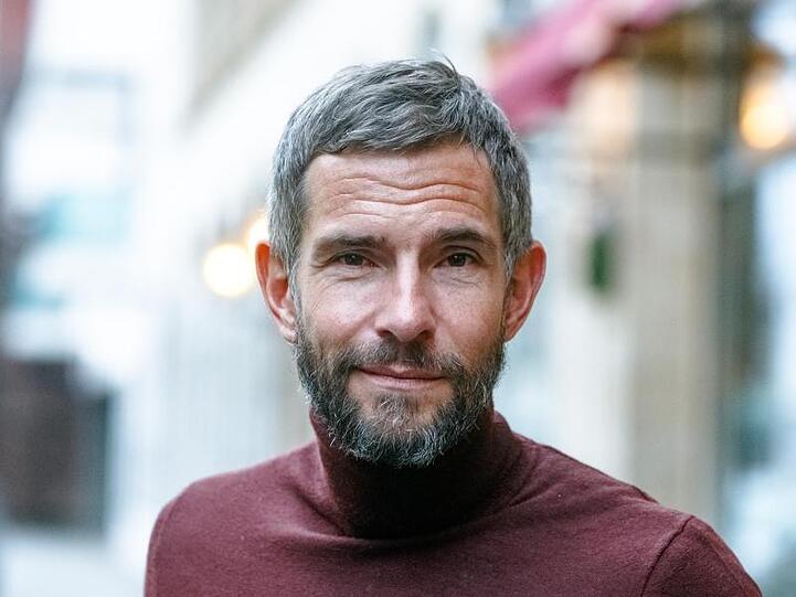 Micky Beisenherz will den Dingen ein paar Graustufen hinzufügen.