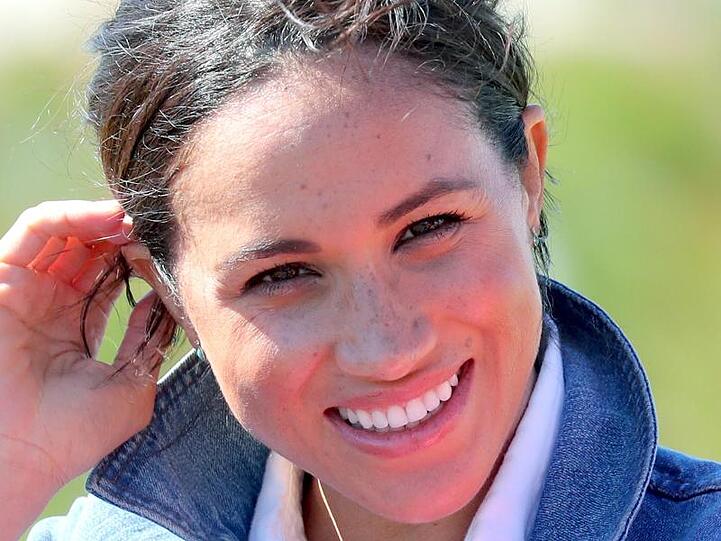 Meghan strahlt über das ganze Gesicht.