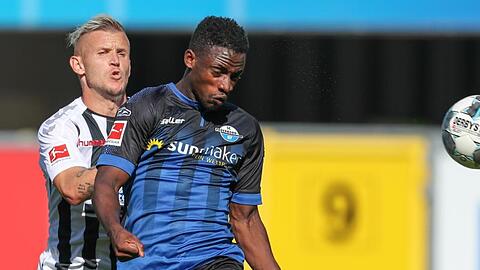 Freiburgs Jonathan Schmid und Paderborns Christopher Antwi-Adjej (l-r.) im Zweikampf um den Ball. Foto: Friso Gentsch