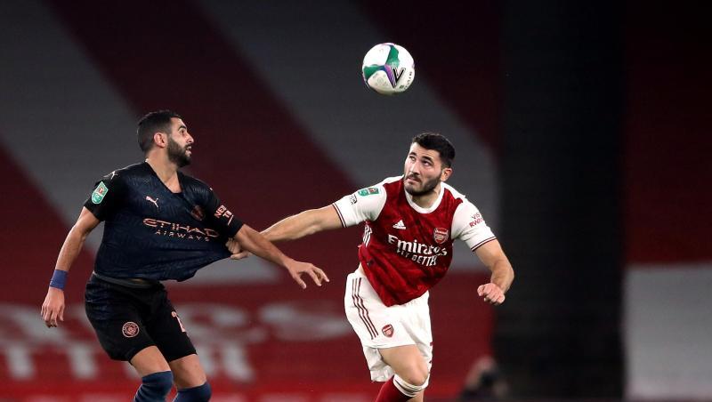 Der FC Schalke 04 holt Sead Kolasinac (r) aus London zurück.