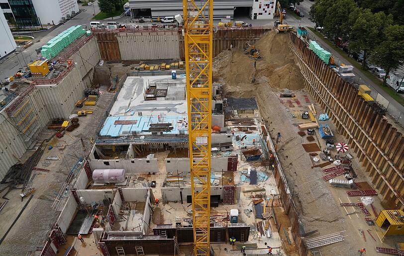 Der Grundstein ist gelegt. Bis Mitte 2023 entsteht hier ein modernes Bürogebäude im Industriechic und schließt das Bauprojekt "Neue Balan" ab.