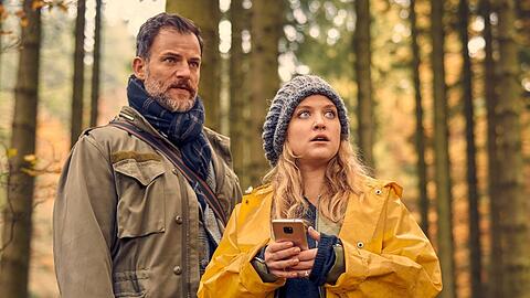 "Das Lied des toten Mädchens": Jan (Torben Liebrecht) und "Mütze" (Lara Mandoki) suchen nach einer geheimnisvollen Waldhütte.