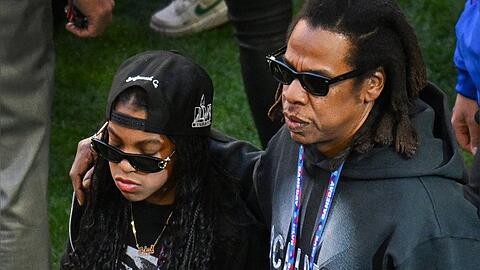Blue Ivy Carter gemeinsam mit ihrem Vater Jay-Z beim Super Bowl im Februar 2023.