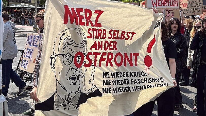 Demonstration gegen die geplante Wehrpflicht am 08.05.2026 in M&uuml;nchen.