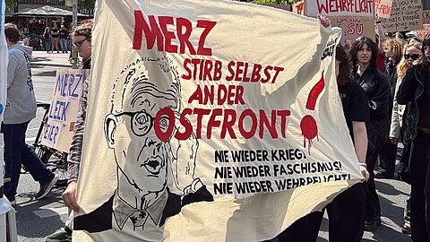 Demonstration in M&uuml;nchen gegen die geplante Wehrpflicht am 08.05.2026.