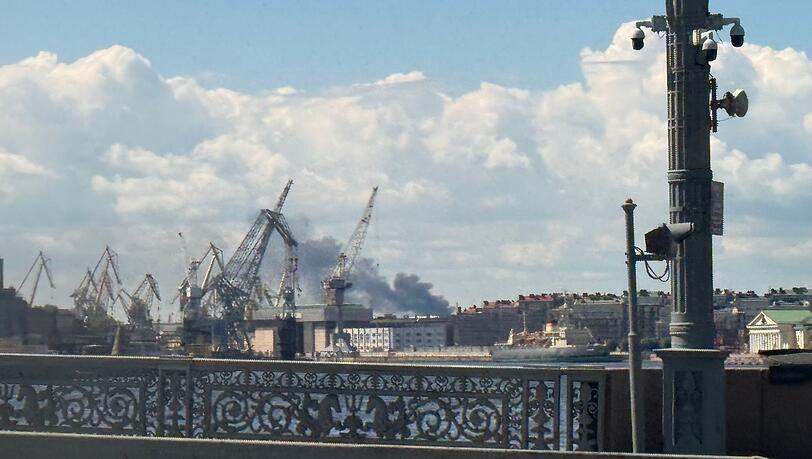 W&auml;hrend des Wirtschaftsforums in St. Petersburg brannte schon am Mittwoch eine &Ouml;lraffinerie nach einem ukrainischen Drohnenangriff. (Archivbild)