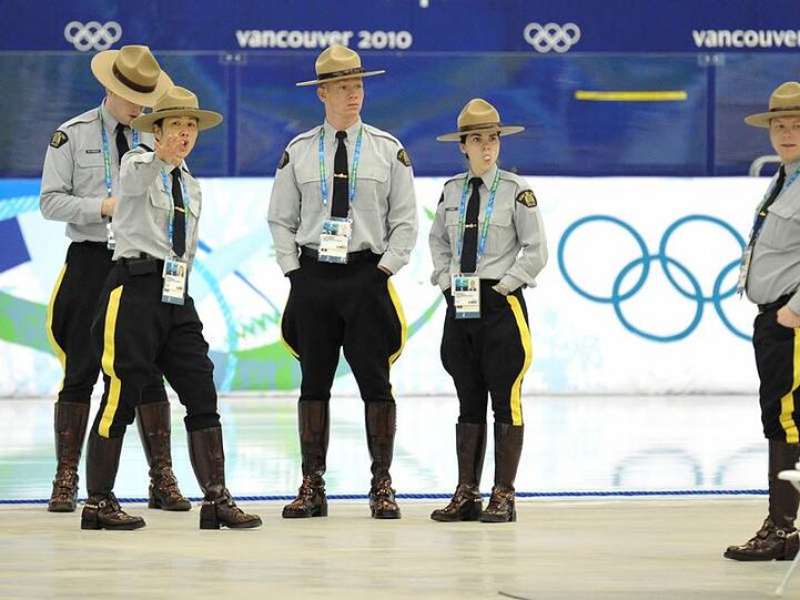 Polizisten sorgen für Recht und Ordnung am Richmond Olympic Oval.