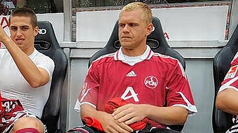 Sitzfleisch, das darf unterstellt werden, hat Andy Wolf kein gutes. Der Club-Kapitän muss um sein Amt und seinen Stammplatz bangen.