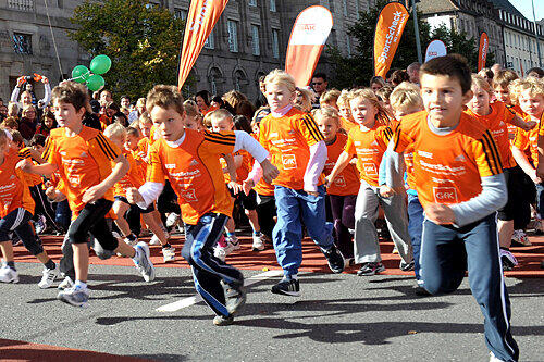 Startschuss am Opernhaus: die Kleinsten beim Bambini-Lauf.