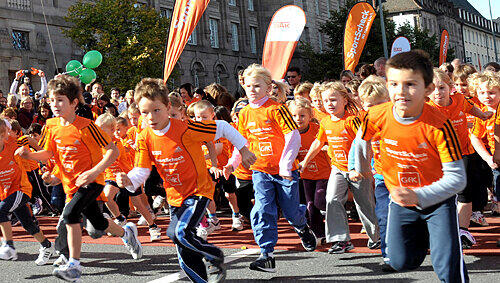 Startschuss am Opernhaus: die Kleinsten beim Bambini-Lauf. Startschuss am Opernhaus: die Kleinsten beim Bambini-Lauf.