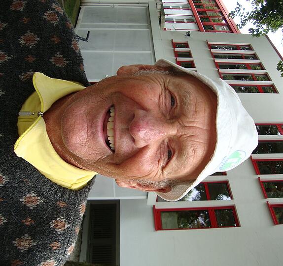 Alfred Schillmann (76) aus München:" Ich hätte ihn nicht gekauft, nicht um das Geld. Wir haben doch gute Leute auf dieser Position. Martínez wurde gekauft um wieder Trikots zu verkaufen. Jetzt müssen unsere jungen guten Spieler auf die Bank. Wer das ist wird man sehen."