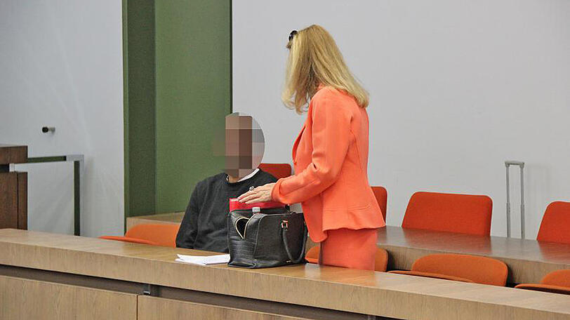 Vor dem Prozess: der Angeklagte mit seiner Dolmetscherin.