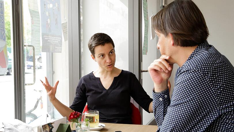 Gestenreich vertritt die Grüne Ska Keller ihre Meinung im Café Bellevue di Monaco in der Müllerstraße. Ihre Europawahlkampagne steht unter dem Motto "Let’s Act. Together." Gestenreich vertritt die Grüne Ska Keller ihre Meinung im Café Bellevue di Monaco in der Müllerstraße. Ihre Europawahlkampagne steht unter dem Motto "Let’s Act. Together."