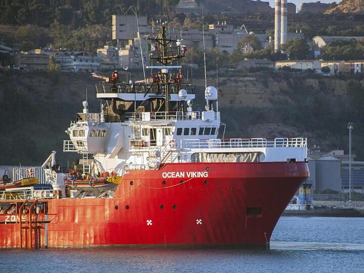 Das Rettungsschiff "Ocean Viking" liegt im Hafen von Porto Empedocle auf Sizilien vor Anker. Das Rettungsschiff der humanitären Gruppe SOS Mediterranee mit 180 Migranten, die tagelang an Bord gestrandet waren, hat endlich einen italienischen Hafen erreicht.