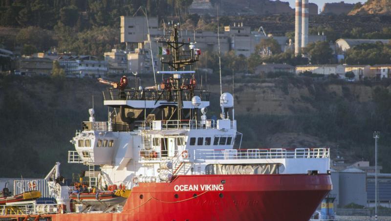 Das Rettungsschiff "Ocean Viking" liegt im Hafen von Porto Empedocle auf Sizilien vor Anker. Das Rettungsschiff der humanitären Gruppe SOS Mediterranee mit 180 Migranten, die tagelang an Bord gestrandet waren, hat endlich einen italienischen Hafen erreicht. Das Rettungsschiff "Ocean Viking" liegt im Hafen von Porto Empedocle auf Sizilien vor Anker. Das Rettungsschiff der humanitären Gruppe SOS Mediterranee mit 180 Migranten, die tagelang an Bord gestrandet waren, hat endlich einen italienischen Hafen erreicht.