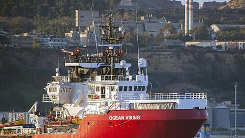 Das Rettungsschiff "Ocean Viking" liegt im Hafen von Porto Empedocle auf Sizilien vor Anker. Das Rettungsschiff der humanitären Gruppe SOS Mediterranee mit 180 Migranten, die tagelang an Bord gestrandet waren, hat endlich einen italienischen Hafen erreicht.