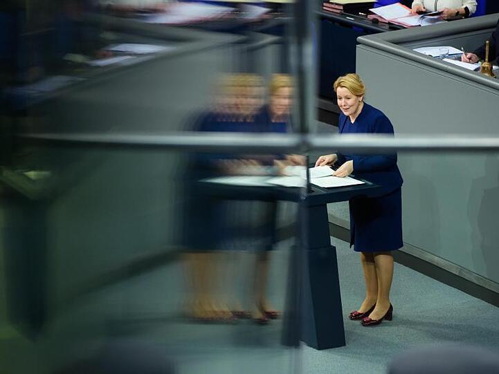 Franziska Giffey (SPD), Bundesfamilienministerin, spricht während einer Sitzung des Deutschen Bundestages im Plenarsaal des Reichstagsgebäudes. Foto: Gregor Fischer/dpa
