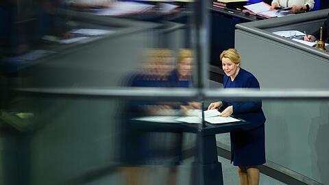 Franziska Giffey (SPD), Bundesfamilienministerin, spricht während einer Sitzung des Deutschen Bundestages im Plenarsaal des Reichstagsgebäudes. Foto: Gregor Fischer/dpa