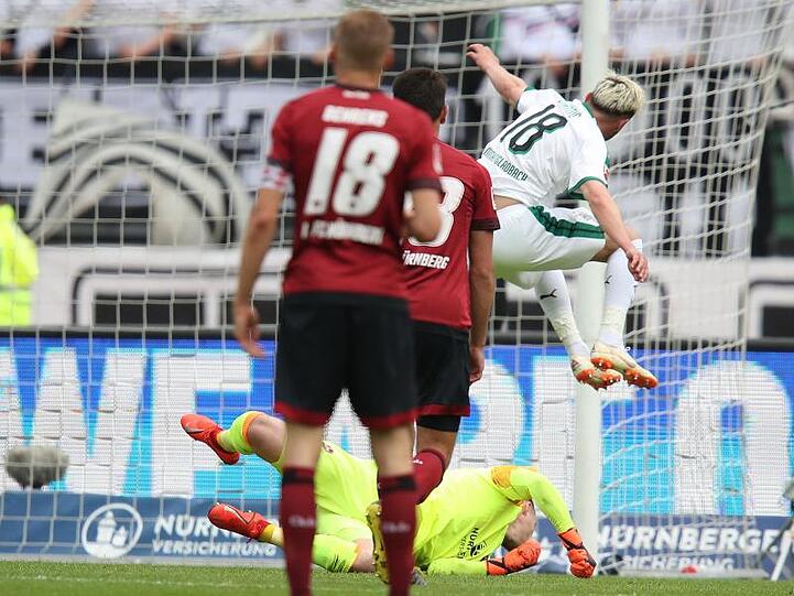 Der Gladbacher Josip Drmic (r) erzielt den Treffer zum 1:0 gegen Nürnberg.