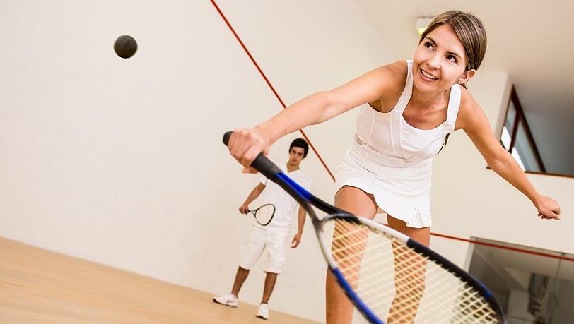 Spielend Kalorien verbrennen beim Squash.