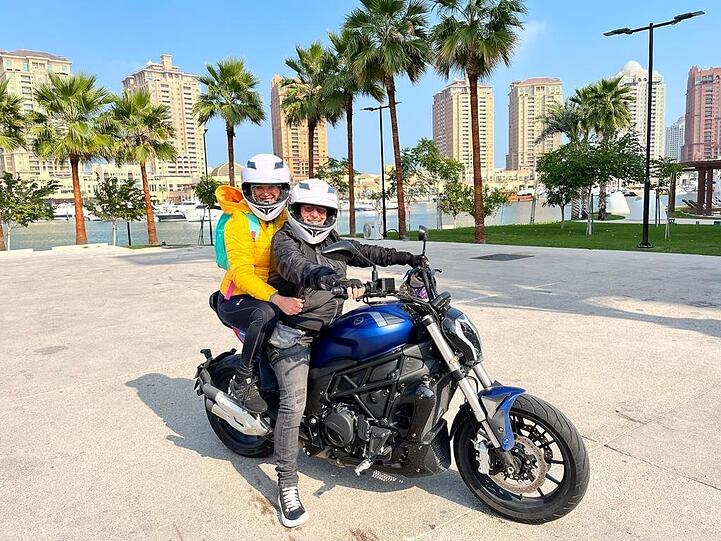 Martin Semmelrogge und Regine Prause im Januar auf Motorradtour in "The Pearl", einer Insel in Doha, Katar, mit einer geliehenen 500c Benelli.