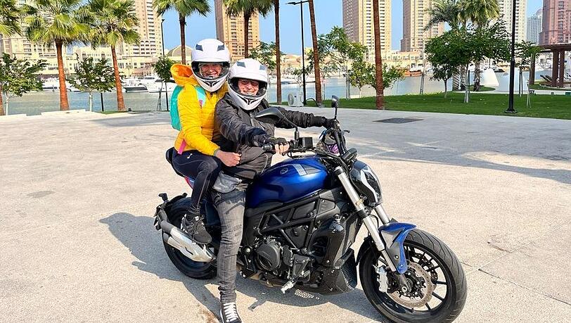 Martin Semmelrogge und Regine Prause im Januar auf Motorradtour in "The Pearl", einer Insel in Doha, Katar, mit einer geliehenen 500c Benelli.