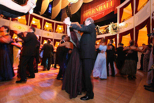 Alles Walzer: Unter dem Motto &bdquo;Schwertlilie&ldquo; wird beim Opernball am heutigen Samstag wieder bis in den frühen Morgen getanzt und gefeiert.