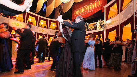 Alles Walzer: Unter dem Motto &bdquo;Schwertlilie&ldquo; wird beim Opernball am heutigen Samstag wieder bis in den frühen Morgen getanzt und gefeiert.