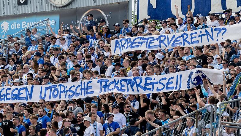 "Arbeiterverein? Gegen utopische Ticketpreise!": Protest in der Westkurve des Grünwalder Stadions.