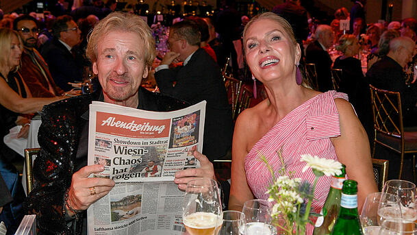 Thomas Gottschalk und Ehefrau Karina beim 80. Geburtstag von Ralph Siegel mit einer Abendzeitung