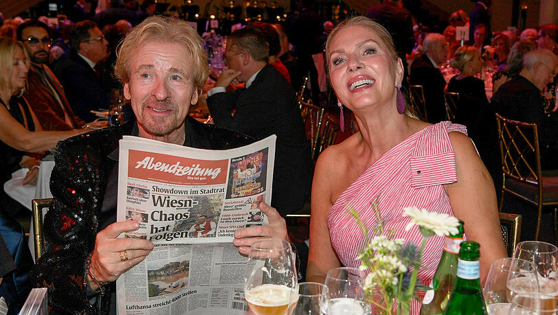 Thomas Gottschalk und Ehefrau Karina beim 80. Geburtstag von Ralph Siegel mit einer Abendzeitung