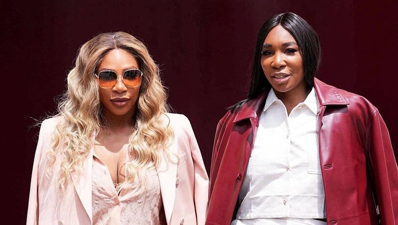 Serena (li.) und Venus Williams bei einem Event im Juni 2024.