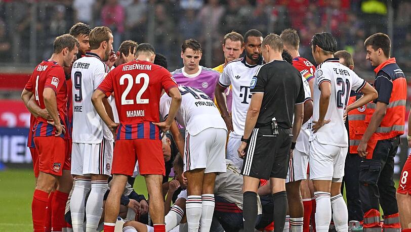 Wenige Minuten nach seiner Einwechslung bricht Jamal Musiala zusammen, die Spieler eilen herbei, bilden einen Sichtschutz. Wenig sp&auml;ter kann der Bayern-Star begleitet von Teamarzt Dr. Peter Ueblacker das Feld selbstst&auml;ndig verlassen.