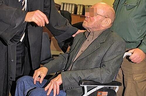 Der Angeklagte Werner S. (77), wegen schwerer Lungeninsuffizienz im Rollstuhl vor Gericht.