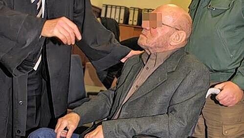 Der Angeklagte Werner S. (77), wegen schwerer Lungeninsuffizienz im Rollstuhl vor Gericht. Der Angeklagte Werner S. (77), wegen schwerer Lungeninsuffizienz im Rollstuhl vor Gericht.