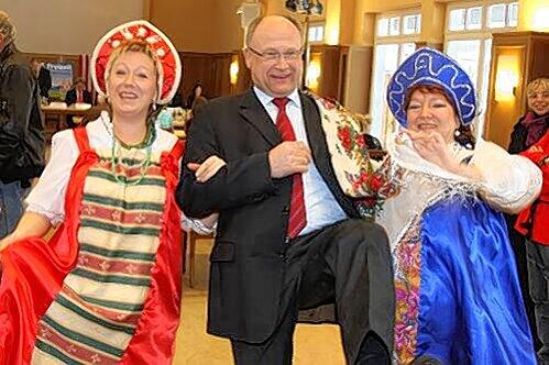 Messe-Macher Hermann Koenicke mit Elena Bader (l.) und Elena Baron vom Deutsch-Russischen Kulturzentrum.