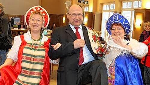 Messe-Macher Hermann Koenicke mit Elena Bader (l.) und Elena Baron vom Deutsch-Russischen Kulturzentrum. Messe-Macher Hermann Koenicke mit Elena Bader (l.) und Elena Baron vom Deutsch-Russischen Kulturzentrum.