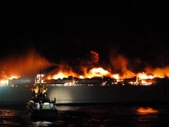 Die Ostsee-Fähre «Lisco Gloria« brennt in der Nacht zum Samstag lichterloh in dänischen Gewässern.