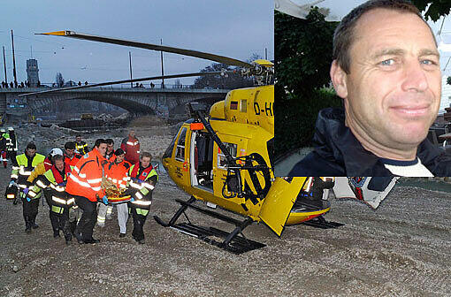 Helfer bringen die Frau auf einer Trage zum Rettungshubschrauber. Kleines Bild: Lebensretter Boris M.
